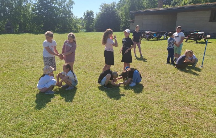 W ostatnim tygodniu szkoły uczniowie klas 1a, 2a i 2b wzięli udział w wyjściach integracyjnych nad Pasłęckie jeziorko. Dla każdej z klas był to wyjątkowy dzień – pełen śmiechu, zabaw i wspólnego czasu na łonie natury. To była świetna okazja, by podsumować rok szkolny w radosnej atmosferze i przygotować się do wakacyjnego odpoczynku. To był idealny sposób na zakończenie roku – teraz czas na wakacje.
Serdeczne podziękowania kierujemy do Pani Anetki z MOSiRu za poprowadzenie pełnych energii i kreatywności zajęć.