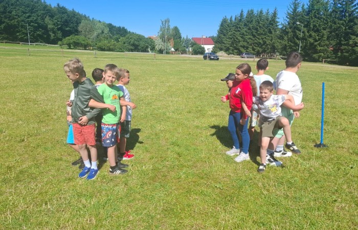 W ostatnim tygodniu szkoły uczniowie klas 1a, 2a i 2b wzięli udział w wyjściach integracyjnych nad Pasłęckie jeziorko. Dla każdej z klas był to wyjątkowy dzień – pełen śmiechu, zabaw i wspólnego czasu na łonie natury. To była świetna okazja, by podsumować rok szkolny w radosnej atmosferze i przygotować się do wakacyjnego odpoczynku. To był idealny sposób na zakończenie roku – teraz czas na wakacje.
Serdeczne podziękowania kierujemy do Pani Anetki z MOSiRu za poprowadzenie pełnych energii i kreatywności zajęć.