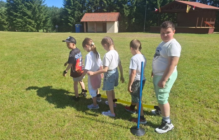 W ostatnim tygodniu szkoły uczniowie klas 1a, 2a i 2b wzięli udział w wyjściach integracyjnych nad Pasłęckie jeziorko. Dla każdej z klas był to wyjątkowy dzień – pełen śmiechu, zabaw i wspólnego czasu na łonie natury. To była świetna okazja, by podsumować rok szkolny w radosnej atmosferze i przygotować się do wakacyjnego odpoczynku. To był idealny sposób na zakończenie roku – teraz czas na wakacje.
Serdeczne podziękowania kierujemy do Pani Anetki z MOSiRu za poprowadzenie pełnych energii i kreatywności zajęć.