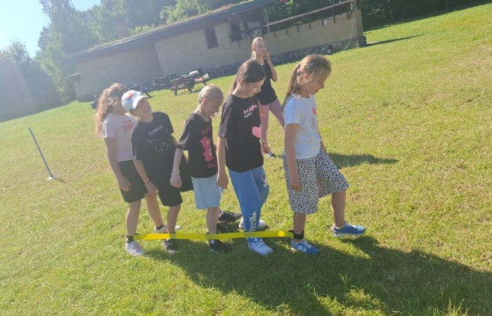 W ostatnim tygodniu szkoły uczniowie klas 1a, 2a i 2b wzięli udział w wyjściach integracyjnych nad Pasłęckie jeziorko. Dla każdej z klas był to wyjątkowy dzień – pełen śmiechu, zabaw i wspólnego czasu na łonie natury. To była świetna okazja, by podsumować rok szkolny w radosnej atmosferze i przygotować się do wakacyjnego odpoczynku. To był idealny sposób na zakończenie roku – teraz czas na wakacje.
Serdeczne podziękowania kierujemy do Pani Anetki z MOSiRu za poprowadzenie pełnych energii i kreatywności zajęć.