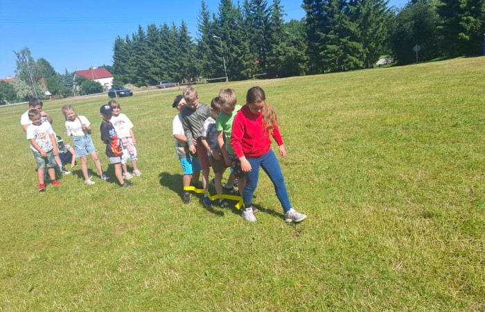 W ostatnim tygodniu szkoły uczniowie klas 1a, 2a i 2b wzięli udział w wyjściach integracyjnych nad Pasłęckie jeziorko. Dla każdej z klas był to wyjątkowy dzień – pełen śmiechu, zabaw i wspólnego czasu na łonie natury. To była świetna okazja, by podsumować rok szkolny w radosnej atmosferze i przygotować się do wakacyjnego odpoczynku. To był idealny sposób na zakończenie roku – teraz czas na wakacje.
Serdeczne podziękowania kierujemy do Pani Anetki z MOSiRu za poprowadzenie pełnych energii i kreatywności zajęć.