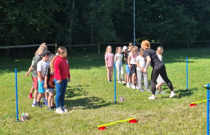 W ostatnim tygodniu szkoły uczniowie klas 1a, 2a i 2b wzięli udział w wyjściach integracyjnych nad Pasłęckie jeziorko. Dla każdej z klas był to wyjątkowy dzień – pełen śmiechu, zabaw i wspólnego czasu na łonie natury. To była świetna okazja, by podsumować rok szkolny w radosnej atmosferze i przygotować się do wakacyjnego odpoczynku. To był idealny sposób na zakończenie roku – teraz czas na wakacje.
Serdeczne podziękowania kierujemy do Pani Anetki z MOSiRu za poprowadzenie pełnych energii i kreatywności zajęć.
