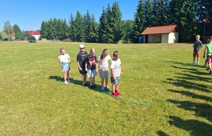 W ostatnim tygodniu szkoły uczniowie klas 1a, 2a i 2b wzięli udział w wyjściach integracyjnych nad Pasłęckie jeziorko. Dla każdej z klas był to wyjątkowy dzień – pełen śmiechu, zabaw i wspólnego czasu na łonie natury. To była świetna okazja, by podsumować rok szkolny w radosnej atmosferze i przygotować się do wakacyjnego odpoczynku. To był idealny sposób na zakończenie roku – teraz czas na wakacje.
Serdeczne podziękowania kierujemy do Pani Anetki z MOSiRu za poprowadzenie pełnych energii i kreatywności zajęć.
