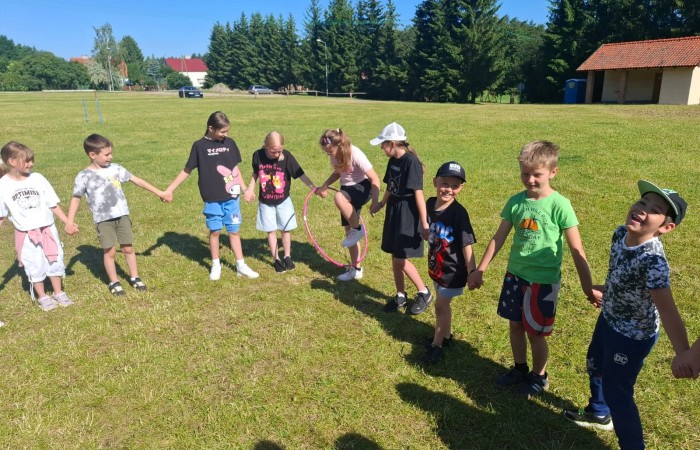 W ostatnim tygodniu szkoły uczniowie klas 1a, 2a i 2b wzięli udział w wyjściach integracyjnych nad Pasłęckie jeziorko. Dla każdej z klas był to wyjątkowy dzień – pełen śmiechu, zabaw i wspólnego czasu na łonie natury. To była świetna okazja, by podsumować rok szkolny w radosnej atmosferze i przygotować się do wakacyjnego odpoczynku. To był idealny sposób na zakończenie roku – teraz czas na wakacje.
Serdeczne podziękowania kierujemy do Pani Anetki z MOSiRu za poprowadzenie pełnych energii i kreatywności zajęć.