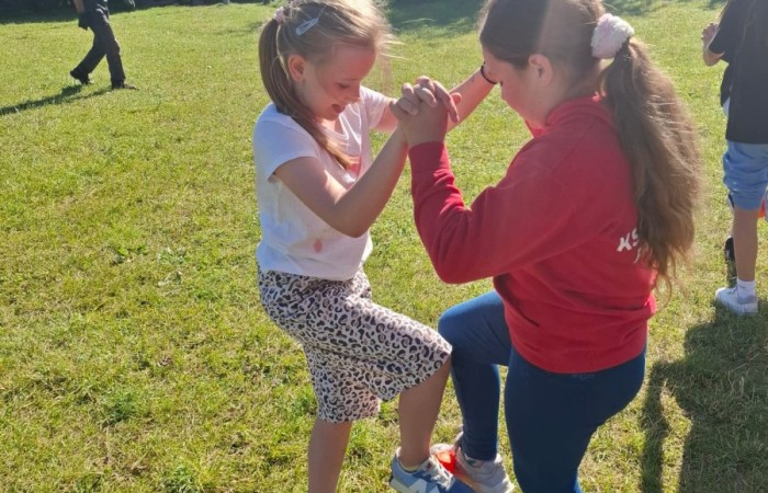 W ostatnim tygodniu szkoły uczniowie klas 1a, 2a i 2b wzięli udział w wyjściach integracyjnych nad Pasłęckie jeziorko. Dla każdej z klas był to wyjątkowy dzień – pełen śmiechu, zabaw i wspólnego czasu na łonie natury. To była świetna okazja, by podsumować rok szkolny w radosnej atmosferze i przygotować się do wakacyjnego odpoczynku. To był idealny sposób na zakończenie roku – teraz czas na wakacje.
Serdeczne podziękowania kierujemy do Pani Anetki z MOSiRu za poprowadzenie pełnych energii i kreatywności zajęć.