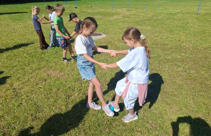 W ostatnim tygodniu szkoły uczniowie klas 1a, 2a i 2b wzięli udział w wyjściach integracyjnych nad Pasłęckie jeziorko. Dla każdej z klas był to wyjątkowy dzień – pełen śmiechu, zabaw i wspólnego czasu na łonie natury. To była świetna okazja, by podsumować rok szkolny w radosnej atmosferze i przygotować się do wakacyjnego odpoczynku. To był idealny sposób na zakończenie roku – teraz czas na wakacje.
Serdeczne podziękowania kierujemy do Pani Anetki z MOSiRu za poprowadzenie pełnych energii i kreatywności zajęć.