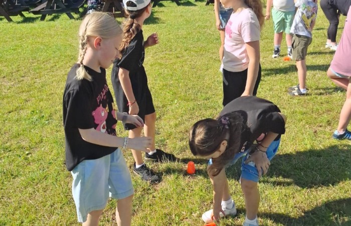 W ostatnim tygodniu szkoły uczniowie klas 1a, 2a i 2b wzięli udział w wyjściach integracyjnych nad Pasłęckie jeziorko. Dla każdej z klas był to wyjątkowy dzień – pełen śmiechu, zabaw i wspólnego czasu na łonie natury. To była świetna okazja, by podsumować rok szkolny w radosnej atmosferze i przygotować się do wakacyjnego odpoczynku. To był idealny sposób na zakończenie roku – teraz czas na wakacje.
Serdeczne podziękowania kierujemy do Pani Anetki z MOSiRu za poprowadzenie pełnych energii i kreatywności zajęć.