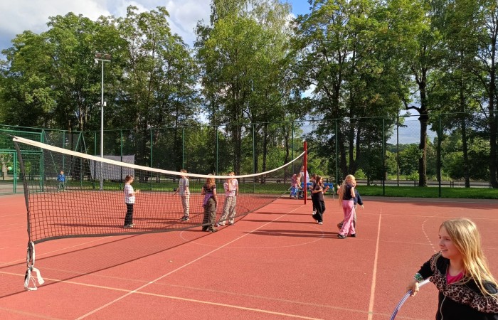 25 czerwca nasza szkoła tętniła życiem – odbył się wyjątkowy wieczorek integracyjny dla uczniów klas trzecich. Od 17:00 do 21:00 nie brakowało śmiechu, ruchu i dobrej zabawy. Dzieci aktywnie spędzały czas na orliku – grały w piłkę nożną i siatkówkę, skakały na skakankach, bawiły się z chustą animacyjną oraz brały udział w grach integracyjnych. A do tego… z ciekawością zwiedzały szkolne sale lekcyjne, w których już we wrześniu rozpoczną naukę jako czwartoklasiści. Na wszystkich czekał pyszny poczęstunek – pizza i słodkości przygotowane przez niezastąpionych rodziców. A na zakończenie – wspólny seans filmowy w klasowym kinie.
Dziękujemy wszystkim za obecność, zaangażowanie i stworzenie fantastycznej atmosfery. To był niezapomniany wieczór pełen uśmiechów i pozytywnych emocji.