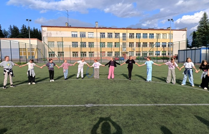 25 czerwca nasza szkoła tętniła życiem – odbył się wyjątkowy wieczorek integracyjny dla uczniów klas trzecich. Od 17:00 do 21:00 nie brakowało śmiechu, ruchu i dobrej zabawy. Dzieci aktywnie spędzały czas na orliku – grały w piłkę nożną i siatkówkę, skakały na skakankach, bawiły się z chustą animacyjną oraz brały udział w grach integracyjnych. A do tego… z ciekawością zwiedzały szkolne sale lekcyjne, w których już we wrześniu rozpoczną naukę jako czwartoklasiści. Na wszystkich czekał pyszny poczęstunek – pizza i słodkości przygotowane przez niezastąpionych rodziców. A na zakończenie – wspólny seans filmowy w klasowym kinie.
Dziękujemy wszystkim za obecność, zaangażowanie i stworzenie fantastycznej atmosfery. To był niezapomniany wieczór pełen uśmiechów i pozytywnych emocji.