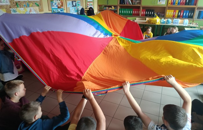 25 czerwca nasza szkoła tętniła życiem – odbył się wyjątkowy wieczorek integracyjny dla uczniów klas trzecich. Od 17:00 do 21:00 nie brakowało śmiechu, ruchu i dobrej zabawy. Dzieci aktywnie spędzały czas na orliku – grały w piłkę nożną i siatkówkę, skakały na skakankach, bawiły się z chustą animacyjną oraz brały udział w grach integracyjnych. A do tego… z ciekawością zwiedzały szkolne sale lekcyjne, w których już we wrześniu rozpoczną naukę jako czwartoklasiści. Na wszystkich czekał pyszny poczęstunek – pizza i słodkości przygotowane przez niezastąpionych rodziców. A na zakończenie – wspólny seans filmowy w klasowym kinie.
Dziękujemy wszystkim za obecność, zaangażowanie i stworzenie fantastycznej atmosfery. To był niezapomniany wieczór pełen uśmiechów i pozytywnych emocji.