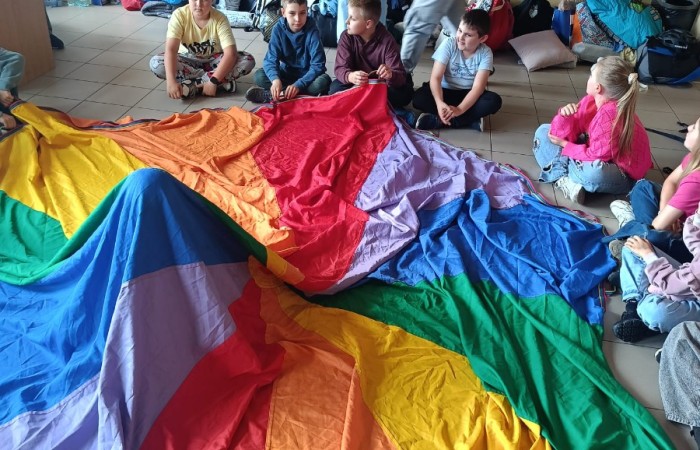 25 czerwca nasza szkoła tętniła życiem – odbył się wyjątkowy wieczorek integracyjny dla uczniów klas trzecich. Od 17:00 do 21:00 nie brakowało śmiechu, ruchu i dobrej zabawy. Dzieci aktywnie spędzały czas na orliku – grały w piłkę nożną i siatkówkę, skakały na skakankach, bawiły się z chustą animacyjną oraz brały udział w grach integracyjnych. A do tego… z ciekawością zwiedzały szkolne sale lekcyjne, w których już we wrześniu rozpoczną naukę jako czwartoklasiści. Na wszystkich czekał pyszny poczęstunek – pizza i słodkości przygotowane przez niezastąpionych rodziców. A na zakończenie – wspólny seans filmowy w klasowym kinie.
Dziękujemy wszystkim za obecność, zaangażowanie i stworzenie fantastycznej atmosfery. To był niezapomniany wieczór pełen uśmiechów i pozytywnych emocji.