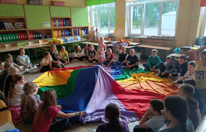 25 czerwca nasza szkoła tętniła życiem – odbył się wyjątkowy wieczorek integracyjny dla uczniów klas trzecich. Od 17:00 do 21:00 nie brakowało śmiechu, ruchu i dobrej zabawy. Dzieci aktywnie spędzały czas na orliku – grały w piłkę nożną i siatkówkę, skakały na skakankach, bawiły się z chustą animacyjną oraz brały udział w grach integracyjnych. A do tego… z ciekawością zwiedzały szkolne sale lekcyjne, w których już we wrześniu rozpoczną naukę jako czwartoklasiści. Na wszystkich czekał pyszny poczęstunek – pizza i słodkości przygotowane przez niezastąpionych rodziców. A na zakończenie – wspólny seans filmowy w klasowym kinie.
Dziękujemy wszystkim za obecność, zaangażowanie i stworzenie fantastycznej atmosfery. To był niezapomniany wieczór pełen uśmiechów i pozytywnych emocji.