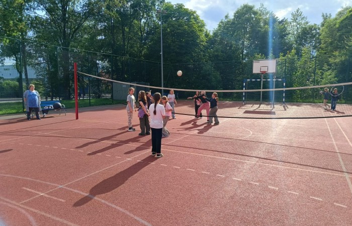 25 czerwca nasza szkoła tętniła życiem – odbył się wyjątkowy wieczorek integracyjny dla uczniów klas trzecich. Od 17:00 do 21:00 nie brakowało śmiechu, ruchu i dobrej zabawy. Dzieci aktywnie spędzały czas na orliku – grały w piłkę nożną i siatkówkę, skakały na skakankach, bawiły się z chustą animacyjną oraz brały udział w grach integracyjnych. A do tego… z ciekawością zwiedzały szkolne sale lekcyjne, w których już we wrześniu rozpoczną naukę jako czwartoklasiści. Na wszystkich czekał pyszny poczęstunek – pizza i słodkości przygotowane przez niezastąpionych rodziców. A na zakończenie – wspólny seans filmowy w klasowym kinie.
Dziękujemy wszystkim za obecność, zaangażowanie i stworzenie fantastycznej atmosfery. To był niezapomniany wieczór pełen uśmiechów i pozytywnych emocji.