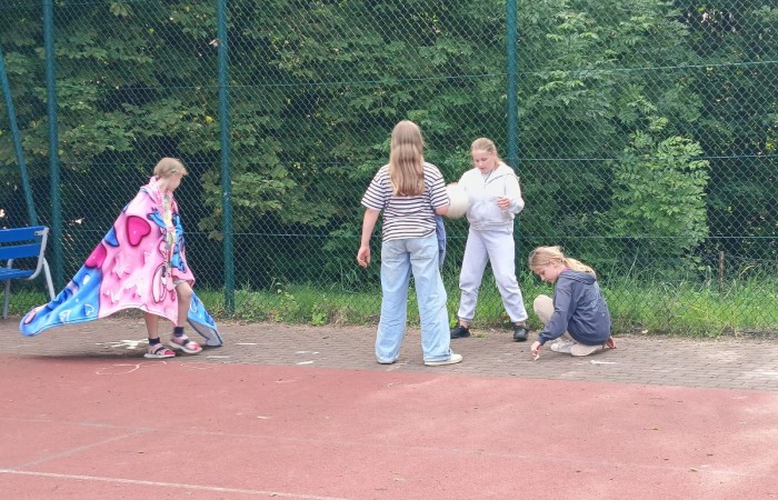 25 czerwca nasza szkoła tętniła życiem – odbył się wyjątkowy wieczorek integracyjny dla uczniów klas trzecich. Od 17:00 do 21:00 nie brakowało śmiechu, ruchu i dobrej zabawy. Dzieci aktywnie spędzały czas na orliku – grały w piłkę nożną i siatkówkę, skakały na skakankach, bawiły się z chustą animacyjną oraz brały udział w grach integracyjnych. A do tego… z ciekawością zwiedzały szkolne sale lekcyjne, w których już we wrześniu rozpoczną naukę jako czwartoklasiści. Na wszystkich czekał pyszny poczęstunek – pizza i słodkości przygotowane przez niezastąpionych rodziców. A na zakończenie – wspólny seans filmowy w klasowym kinie.
Dziękujemy wszystkim za obecność, zaangażowanie i stworzenie fantastycznej atmosfery. To był niezapomniany wieczór pełen uśmiechów i pozytywnych emocji.