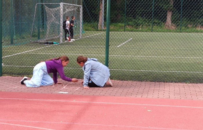 25 czerwca nasza szkoła tętniła życiem – odbył się wyjątkowy wieczorek integracyjny dla uczniów klas trzecich. Od 17:00 do 21:00 nie brakowało śmiechu, ruchu i dobrej zabawy. Dzieci aktywnie spędzały czas na orliku – grały w piłkę nożną i siatkówkę, skakały na skakankach, bawiły się z chustą animacyjną oraz brały udział w grach integracyjnych. A do tego… z ciekawością zwiedzały szkolne sale lekcyjne, w których już we wrześniu rozpoczną naukę jako czwartoklasiści. Na wszystkich czekał pyszny poczęstunek – pizza i słodkości przygotowane przez niezastąpionych rodziców. A na zakończenie – wspólny seans filmowy w klasowym kinie.
Dziękujemy wszystkim za obecność, zaangażowanie i stworzenie fantastycznej atmosfery. To był niezapomniany wieczór pełen uśmiechów i pozytywnych emocji.