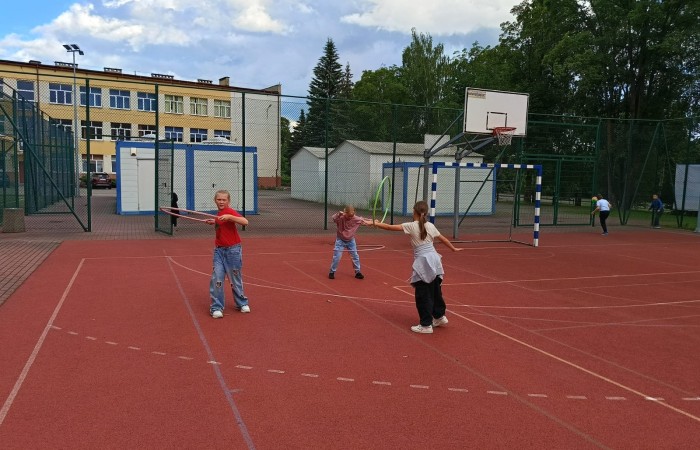 25 czerwca nasza szkoła tętniła życiem – odbył się wyjątkowy wieczorek integracyjny dla uczniów klas trzecich. Od 17:00 do 21:00 nie brakowało śmiechu, ruchu i dobrej zabawy. Dzieci aktywnie spędzały czas na orliku – grały w piłkę nożną i siatkówkę, skakały na skakankach, bawiły się z chustą animacyjną oraz brały udział w grach integracyjnych. A do tego… z ciekawością zwiedzały szkolne sale lekcyjne, w których już we wrześniu rozpoczną naukę jako czwartoklasiści. Na wszystkich czekał pyszny poczęstunek – pizza i słodkości przygotowane przez niezastąpionych rodziców. A na zakończenie – wspólny seans filmowy w klasowym kinie.
Dziękujemy wszystkim za obecność, zaangażowanie i stworzenie fantastycznej atmosfery. To był niezapomniany wieczór pełen uśmiechów i pozytywnych emocji.