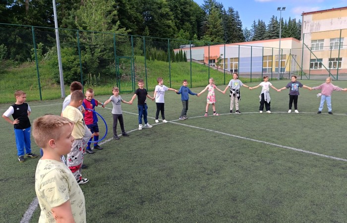 25 czerwca nasza szkoła tętniła życiem – odbył się wyjątkowy wieczorek integracyjny dla uczniów klas trzecich. Od 17:00 do 21:00 nie brakowało śmiechu, ruchu i dobrej zabawy. Dzieci aktywnie spędzały czas na orliku – grały w piłkę nożną i siatkówkę, skakały na skakankach, bawiły się z chustą animacyjną oraz brały udział w grach integracyjnych. A do tego… z ciekawością zwiedzały szkolne sale lekcyjne, w których już we wrześniu rozpoczną naukę jako czwartoklasiści. Na wszystkich czekał pyszny poczęstunek – pizza i słodkości przygotowane przez niezastąpionych rodziców. A na zakończenie – wspólny seans filmowy w klasowym kinie.
Dziękujemy wszystkim za obecność, zaangażowanie i stworzenie fantastycznej atmosfery. To był niezapomniany wieczór pełen uśmiechów i pozytywnych emocji.