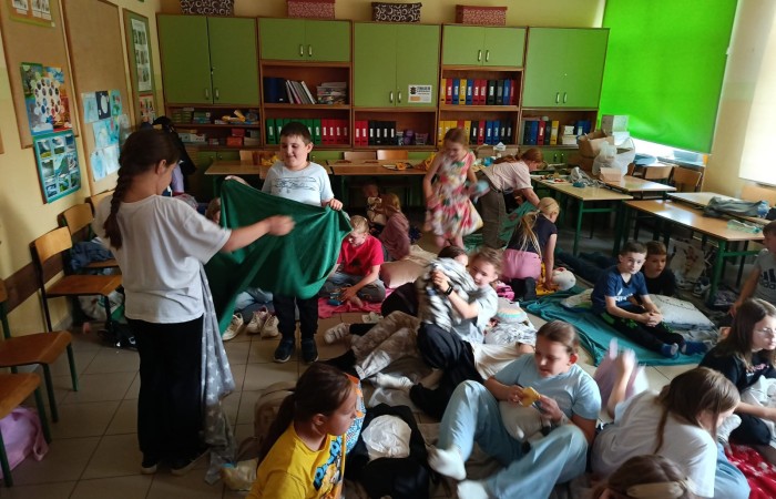 25 czerwca nasza szkoła tętniła życiem – odbył się wyjątkowy wieczorek integracyjny dla uczniów klas trzecich. Od 17:00 do 21:00 nie brakowało śmiechu, ruchu i dobrej zabawy. Dzieci aktywnie spędzały czas na orliku – grały w piłkę nożną i siatkówkę, skakały na skakankach, bawiły się z chustą animacyjną oraz brały udział w grach integracyjnych. A do tego… z ciekawością zwiedzały szkolne sale lekcyjne, w których już we wrześniu rozpoczną naukę jako czwartoklasiści. Na wszystkich czekał pyszny poczęstunek – pizza i słodkości przygotowane przez niezastąpionych rodziców. A na zakończenie – wspólny seans filmowy w klasowym kinie.
Dziękujemy wszystkim za obecność, zaangażowanie i stworzenie fantastycznej atmosfery. To był niezapomniany wieczór pełen uśmiechów i pozytywnych emocji.