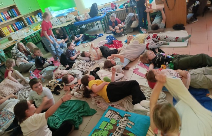 25 czerwca nasza szkoła tętniła życiem – odbył się wyjątkowy wieczorek integracyjny dla uczniów klas trzecich. Od 17:00 do 21:00 nie brakowało śmiechu, ruchu i dobrej zabawy. Dzieci aktywnie spędzały czas na orliku – grały w piłkę nożną i siatkówkę, skakały na skakankach, bawiły się z chustą animacyjną oraz brały udział w grach integracyjnych. A do tego… z ciekawością zwiedzały szkolne sale lekcyjne, w których już we wrześniu rozpoczną naukę jako czwartoklasiści. Na wszystkich czekał pyszny poczęstunek – pizza i słodkości przygotowane przez niezastąpionych rodziców. A na zakończenie – wspólny seans filmowy w klasowym kinie.
Dziękujemy wszystkim za obecność, zaangażowanie i stworzenie fantastycznej atmosfery. To był niezapomniany wieczór pełen uśmiechów i pozytywnych emocji.