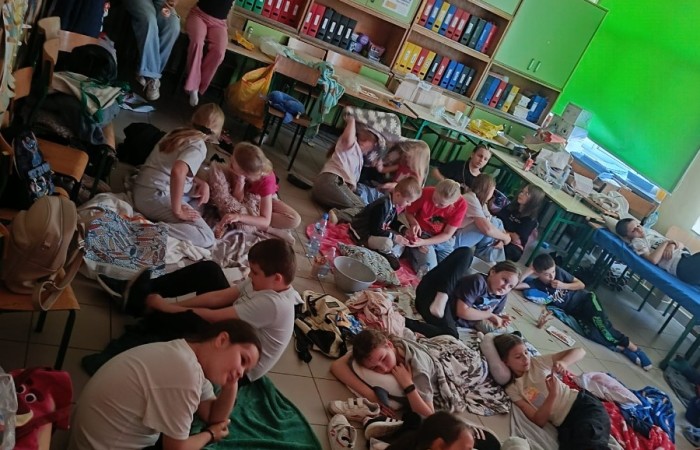 25 czerwca nasza szkoła tętniła życiem – odbył się wyjątkowy wieczorek integracyjny dla uczniów klas trzecich. Od 17:00 do 21:00 nie brakowało śmiechu, ruchu i dobrej zabawy. Dzieci aktywnie spędzały czas na orliku – grały w piłkę nożną i siatkówkę, skakały na skakankach, bawiły się z chustą animacyjną oraz brały udział w grach integracyjnych. A do tego… z ciekawością zwiedzały szkolne sale lekcyjne, w których już we wrześniu rozpoczną naukę jako czwartoklasiści. Na wszystkich czekał pyszny poczęstunek – pizza i słodkości przygotowane przez niezastąpionych rodziców. A na zakończenie – wspólny seans filmowy w klasowym kinie.
Dziękujemy wszystkim za obecność, zaangażowanie i stworzenie fantastycznej atmosfery. To był niezapomniany wieczór pełen uśmiechów i pozytywnych emocji.