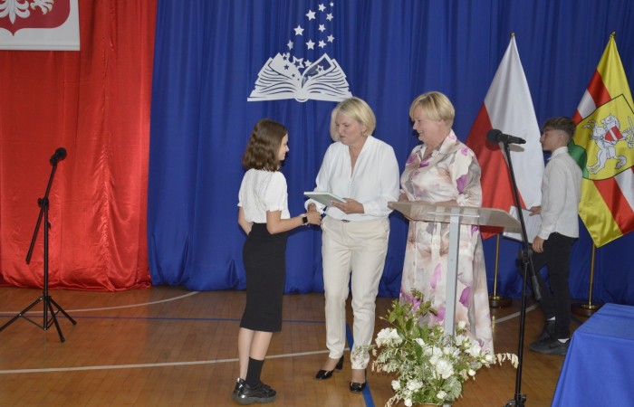 27 czerwca 2025 roku w odbyła się uroczystość zakończenia roku szkolnego, która była pełna wzruszeń i radości. 
Podczas uroczystości nie zabrakło serdecznych podziękowań dla wszystkich, którzy przyczynili się do sukcesu mijającego roku szkolnego. Uczniowie otrzymali gratulacje za ich ciężką pracę i osiągnięcia. Podkreślono, jak ważne jest ich zaangażowanie i chęć nauki. Nauczyciele zostali uhonorowani za ich poświęcenie i wsparcie, które każdego dnia umożliwia młodym ludziom rozwój. Administracja i obsługa szkoły otrzymały podziękowania za ich nieocenioną pracę, która często odbywa się w cieniu, ale jest kluczowa dla funkcjonowania szkoły. Rodzice zostali docenieni za współpracę i wsparcie, które są niezbędne dla osiągania wspólnych celów edukacyjnych.
Podczas uroczystości wręczono nagrody wyróżnionym uczniom, którzy wykazali się szczególnymi osiągnięciami w nauce oraz działalności pozalekcyjnej. Ich determinacja i pasja zostały nagrodzone gromkimi brawami. 
Na uroczystości mieliśmy zaszczyt gościć: Przewodniczącą Rady Rodziców – panią Annę Szymanek, Zastępcę Rady Rodziców – panią Monikę Cendrowską, Skarbnika Rady Rodziców – panią Annę Szarszunowicz oraz Przewodniczącego Rady Miasta – pana Bogdana Pobiarżyn. Ich obecność była dla nas wielkim honorem i dowodem na to, jak ważna jest współpraca między szkołą a społecznością lokalną.
Organizacją tego wyjątkowego dnia zajęła się klasa 5a, która zadbała o każdy szczegół wydarzenia. Uroczystość uświetnił występ szkolnego chóru pod kierunkiem pani Iwony Matukiewicz, który wykonał kilka utworów, wprowadzając wszystkich w podniosły nastrój. Ich talent i zaangażowanie zostały docenione przez wszystkich obecnych. 
Uroczystość zakończenia roku szkolnego była nie tylko momentem podsumowania, ale także okazją do wyrażenia wdzięczności i zacieśnienia więzi w społeczności szkolnej. To był wspaniały dzień, który na długo pozostanie w naszej pamięci.
