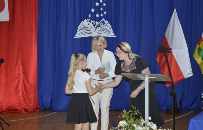 27 czerwca 2025 roku w odbyła się uroczystość zakończenia roku szkolnego, która była pełna wzruszeń i radości. 
Podczas uroczystości nie zabrakło serdecznych podziękowań dla wszystkich, którzy przyczynili się do sukcesu mijającego roku szkolnego. Uczniowie otrzymali gratulacje za ich ciężką pracę i osiągnięcia. Podkreślono, jak ważne jest ich zaangażowanie i chęć nauki. Nauczyciele zostali uhonorowani za ich poświęcenie i wsparcie, które każdego dnia umożliwia młodym ludziom rozwój. Administracja i obsługa szkoły otrzymały podziękowania za ich nieocenioną pracę, która często odbywa się w cieniu, ale jest kluczowa dla funkcjonowania szkoły. Rodzice zostali docenieni za współpracę i wsparcie, które są niezbędne dla osiągania wspólnych celów edukacyjnych.
Podczas uroczystości wręczono nagrody wyróżnionym uczniom, którzy wykazali się szczególnymi osiągnięciami w nauce oraz działalności pozalekcyjnej. Ich determinacja i pasja zostały nagrodzone gromkimi brawami. 
Na uroczystości mieliśmy zaszczyt gościć: Przewodniczącą Rady Rodziców – panią Annę Szymanek, Zastępcę Rady Rodziców – panią Monikę Cendrowską, Skarbnika Rady Rodziców – panią Annę Szarszunowicz oraz Przewodniczącego Rady Miasta – pana Bogdana Pobiarżyn. Ich obecność była dla nas wielkim honorem i dowodem na to, jak ważna jest współpraca między szkołą a społecznością lokalną.
Organizacją tego wyjątkowego dnia zajęła się klasa 5a, która zadbała o każdy szczegół wydarzenia. Uroczystość uświetnił występ szkolnego chóru pod kierunkiem pani Iwony Matukiewicz, który wykonał kilka utworów, wprowadzając wszystkich w podniosły nastrój. Ich talent i zaangażowanie zostały docenione przez wszystkich obecnych. 
Uroczystość zakończenia roku szkolnego była nie tylko momentem podsumowania, ale także okazją do wyrażenia wdzięczności i zacieśnienia więzi w społeczności szkolnej. To był wspaniały dzień, który na długo pozostanie w naszej pamięci.
