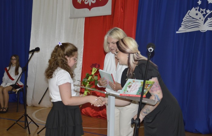 27 czerwca 2025 roku w odbyła się uroczystość zakończenia roku szkolnego, która była pełna wzruszeń i radości. 
Podczas uroczystości nie zabrakło serdecznych podziękowań dla wszystkich, którzy przyczynili się do sukcesu mijającego roku szkolnego. Uczniowie otrzymali gratulacje za ich ciężką pracę i osiągnięcia. Podkreślono, jak ważne jest ich zaangażowanie i chęć nauki. Nauczyciele zostali uhonorowani za ich poświęcenie i wsparcie, które każdego dnia umożliwia młodym ludziom rozwój. Administracja i obsługa szkoły otrzymały podziękowania za ich nieocenioną pracę, która często odbywa się w cieniu, ale jest kluczowa dla funkcjonowania szkoły. Rodzice zostali docenieni za współpracę i wsparcie, które są niezbędne dla osiągania wspólnych celów edukacyjnych.
Podczas uroczystości wręczono nagrody wyróżnionym uczniom, którzy wykazali się szczególnymi osiągnięciami w nauce oraz działalności pozalekcyjnej. Ich determinacja i pasja zostały nagrodzone gromkimi brawami. 
Na uroczystości mieliśmy zaszczyt gościć: Przewodniczącą Rady Rodziców – panią Annę Szymanek, Zastępcę Rady Rodziców – panią Monikę Cendrowską, Skarbnika Rady Rodziców – panią Annę Szarszunowicz oraz Przewodniczącego Rady Miasta – pana Bogdana Pobiarżyn. Ich obecność była dla nas wielkim honorem i dowodem na to, jak ważna jest współpraca między szkołą a społecznością lokalną.
Organizacją tego wyjątkowego dnia zajęła się klasa 5a, która zadbała o każdy szczegół wydarzenia. Uroczystość uświetnił występ szkolnego chóru pod kierunkiem pani Iwony Matukiewicz, który wykonał kilka utworów, wprowadzając wszystkich w podniosły nastrój. Ich talent i zaangażowanie zostały docenione przez wszystkich obecnych. 
Uroczystość zakończenia roku szkolnego była nie tylko momentem podsumowania, ale także okazją do wyrażenia wdzięczności i zacieśnienia więzi w społeczności szkolnej. To był wspaniały dzień, który na długo pozostanie w naszej pamięci.
