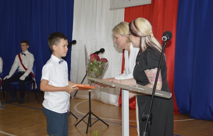 27 czerwca 2025 roku w odbyła się uroczystość zakończenia roku szkolnego, która była pełna wzruszeń i radości. 
Podczas uroczystości nie zabrakło serdecznych podziękowań dla wszystkich, którzy przyczynili się do sukcesu mijającego roku szkolnego. Uczniowie otrzymali gratulacje za ich ciężką pracę i osiągnięcia. Podkreślono, jak ważne jest ich zaangażowanie i chęć nauki. Nauczyciele zostali uhonorowani za ich poświęcenie i wsparcie, które każdego dnia umożliwia młodym ludziom rozwój. Administracja i obsługa szkoły otrzymały podziękowania za ich nieocenioną pracę, która często odbywa się w cieniu, ale jest kluczowa dla funkcjonowania szkoły. Rodzice zostali docenieni za współpracę i wsparcie, które są niezbędne dla osiągania wspólnych celów edukacyjnych.
Podczas uroczystości wręczono nagrody wyróżnionym uczniom, którzy wykazali się szczególnymi osiągnięciami w nauce oraz działalności pozalekcyjnej. Ich determinacja i pasja zostały nagrodzone gromkimi brawami. 
Na uroczystości mieliśmy zaszczyt gościć: Przewodniczącą Rady Rodziców – panią Annę Szymanek, Zastępcę Rady Rodziców – panią Monikę Cendrowską, Skarbnika Rady Rodziców – panią Annę Szarszunowicz oraz Przewodniczącego Rady Miasta – pana Bogdana Pobiarżyn. Ich obecność była dla nas wielkim honorem i dowodem na to, jak ważna jest współpraca między szkołą a społecznością lokalną.
Organizacją tego wyjątkowego dnia zajęła się klasa 5a, która zadbała o każdy szczegół wydarzenia. Uroczystość uświetnił występ szkolnego chóru pod kierunkiem pani Iwony Matukiewicz, który wykonał kilka utworów, wprowadzając wszystkich w podniosły nastrój. Ich talent i zaangażowanie zostały docenione przez wszystkich obecnych. 
Uroczystość zakończenia roku szkolnego była nie tylko momentem podsumowania, ale także okazją do wyrażenia wdzięczności i zacieśnienia więzi w społeczności szkolnej. To był wspaniały dzień, który na długo pozostanie w naszej pamięci.
