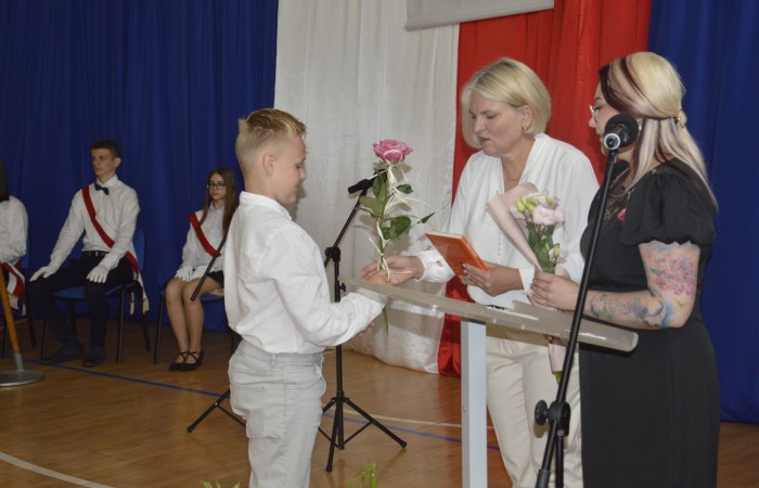 27 czerwca 2025 roku w odbyła się uroczystość zakończenia roku szkolnego, która była pełna wzruszeń i radości. 
Podczas uroczystości nie zabrakło serdecznych podziękowań dla wszystkich, którzy przyczynili się do sukcesu mijającego roku szkolnego. Uczniowie otrzymali gratulacje za ich ciężką pracę i osiągnięcia. Podkreślono, jak ważne jest ich zaangażowanie i chęć nauki. Nauczyciele zostali uhonorowani za ich poświęcenie i wsparcie, które każdego dnia umożliwia młodym ludziom rozwój. Administracja i obsługa szkoły otrzymały podziękowania za ich nieocenioną pracę, która często odbywa się w cieniu, ale jest kluczowa dla funkcjonowania szkoły. Rodzice zostali docenieni za współpracę i wsparcie, które są niezbędne dla osiągania wspólnych celów edukacyjnych.
Podczas uroczystości wręczono nagrody wyróżnionym uczniom, którzy wykazali się szczególnymi osiągnięciami w nauce oraz działalności pozalekcyjnej. Ich determinacja i pasja zostały nagrodzone gromkimi brawami. 
Na uroczystości mieliśmy zaszczyt gościć: Przewodniczącą Rady Rodziców – panią Annę Szymanek, Zastępcę Rady Rodziców – panią Monikę Cendrowską, Skarbnika Rady Rodziców – panią Annę Szarszunowicz oraz Przewodniczącego Rady Miasta – pana Bogdana Pobiarżyn. Ich obecność była dla nas wielkim honorem i dowodem na to, jak ważna jest współpraca między szkołą a społecznością lokalną.
Organizacją tego wyjątkowego dnia zajęła się klasa 5a, która zadbała o każdy szczegół wydarzenia. Uroczystość uświetnił występ szkolnego chóru pod kierunkiem pani Iwony Matukiewicz, który wykonał kilka utworów, wprowadzając wszystkich w podniosły nastrój. Ich talent i zaangażowanie zostały docenione przez wszystkich obecnych. 
Uroczystość zakończenia roku szkolnego była nie tylko momentem podsumowania, ale także okazją do wyrażenia wdzięczności i zacieśnienia więzi w społeczności szkolnej. To był wspaniały dzień, który na długo pozostanie w naszej pamięci.
