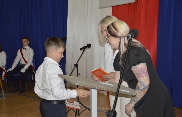 27 czerwca 2025 roku w odbyła się uroczystość zakończenia roku szkolnego, która była pełna wzruszeń i radości. 
Podczas uroczystości nie zabrakło serdecznych podziękowań dla wszystkich, którzy przyczynili się do sukcesu mijającego roku szkolnego. Uczniowie otrzymali gratulacje za ich ciężką pracę i osiągnięcia. Podkreślono, jak ważne jest ich zaangażowanie i chęć nauki. Nauczyciele zostali uhonorowani za ich poświęcenie i wsparcie, które każdego dnia umożliwia młodym ludziom rozwój. Administracja i obsługa szkoły otrzymały podziękowania za ich nieocenioną pracę, która często odbywa się w cieniu, ale jest kluczowa dla funkcjonowania szkoły. Rodzice zostali docenieni za współpracę i wsparcie, które są niezbędne dla osiągania wspólnych celów edukacyjnych.
Podczas uroczystości wręczono nagrody wyróżnionym uczniom, którzy wykazali się szczególnymi osiągnięciami w nauce oraz działalności pozalekcyjnej. Ich determinacja i pasja zostały nagrodzone gromkimi brawami. 
Na uroczystości mieliśmy zaszczyt gościć: Przewodniczącą Rady Rodziców – panią Annę Szymanek, Zastępcę Rady Rodziców – panią Monikę Cendrowską, Skarbnika Rady Rodziców – panią Annę Szarszunowicz oraz Przewodniczącego Rady Miasta – pana Bogdana Pobiarżyn. Ich obecność była dla nas wielkim honorem i dowodem na to, jak ważna jest współpraca między szkołą a społecznością lokalną.
Organizacją tego wyjątkowego dnia zajęła się klasa 5a, która zadbała o każdy szczegół wydarzenia. Uroczystość uświetnił występ szkolnego chóru pod kierunkiem pani Iwony Matukiewicz, który wykonał kilka utworów, wprowadzając wszystkich w podniosły nastrój. Ich talent i zaangażowanie zostały docenione przez wszystkich obecnych. 
Uroczystość zakończenia roku szkolnego była nie tylko momentem podsumowania, ale także okazją do wyrażenia wdzięczności i zacieśnienia więzi w społeczności szkolnej. To był wspaniały dzień, który na długo pozostanie w naszej pamięci.
