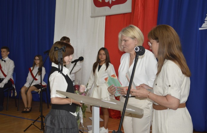 27 czerwca 2025 roku w odbyła się uroczystość zakończenia roku szkolnego, która była pełna wzruszeń i radości. 
Podczas uroczystości nie zabrakło serdecznych podziękowań dla wszystkich, którzy przyczynili się do sukcesu mijającego roku szkolnego. Uczniowie otrzymali gratulacje za ich ciężką pracę i osiągnięcia. Podkreślono, jak ważne jest ich zaangażowanie i chęć nauki. Nauczyciele zostali uhonorowani za ich poświęcenie i wsparcie, które każdego dnia umożliwia młodym ludziom rozwój. Administracja i obsługa szkoły otrzymały podziękowania za ich nieocenioną pracę, która często odbywa się w cieniu, ale jest kluczowa dla funkcjonowania szkoły. Rodzice zostali docenieni za współpracę i wsparcie, które są niezbędne dla osiągania wspólnych celów edukacyjnych.
Podczas uroczystości wręczono nagrody wyróżnionym uczniom, którzy wykazali się szczególnymi osiągnięciami w nauce oraz działalności pozalekcyjnej. Ich determinacja i pasja zostały nagrodzone gromkimi brawami. 
Na uroczystości mieliśmy zaszczyt gościć: Przewodniczącą Rady Rodziców – panią Annę Szymanek, Zastępcę Rady Rodziców – panią Monikę Cendrowską, Skarbnika Rady Rodziców – panią Annę Szarszunowicz oraz Przewodniczącego Rady Miasta – pana Bogdana Pobiarżyn. Ich obecność była dla nas wielkim honorem i dowodem na to, jak ważna jest współpraca między szkołą a społecznością lokalną.
Organizacją tego wyjątkowego dnia zajęła się klasa 5a, która zadbała o każdy szczegół wydarzenia. Uroczystość uświetnił występ szkolnego chóru pod kierunkiem pani Iwony Matukiewicz, który wykonał kilka utworów, wprowadzając wszystkich w podniosły nastrój. Ich talent i zaangażowanie zostały docenione przez wszystkich obecnych. 
Uroczystość zakończenia roku szkolnego była nie tylko momentem podsumowania, ale także okazją do wyrażenia wdzięczności i zacieśnienia więzi w społeczności szkolnej. To był wspaniały dzień, który na długo pozostanie w naszej pamięci.
