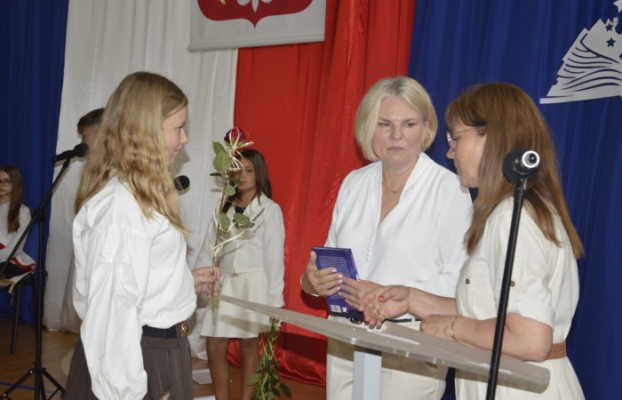 27 czerwca 2025 roku w odbyła się uroczystość zakończenia roku szkolnego, która była pełna wzruszeń i radości. 
Podczas uroczystości nie zabrakło serdecznych podziękowań dla wszystkich, którzy przyczynili się do sukcesu mijającego roku szkolnego. Uczniowie otrzymali gratulacje za ich ciężką pracę i osiągnięcia. Podkreślono, jak ważne jest ich zaangażowanie i chęć nauki. Nauczyciele zostali uhonorowani za ich poświęcenie i wsparcie, które każdego dnia umożliwia młodym ludziom rozwój. Administracja i obsługa szkoły otrzymały podziękowania za ich nieocenioną pracę, która często odbywa się w cieniu, ale jest kluczowa dla funkcjonowania szkoły. Rodzice zostali docenieni za współpracę i wsparcie, które są niezbędne dla osiągania wspólnych celów edukacyjnych.
Podczas uroczystości wręczono nagrody wyróżnionym uczniom, którzy wykazali się szczególnymi osiągnięciami w nauce oraz działalności pozalekcyjnej. Ich determinacja i pasja zostały nagrodzone gromkimi brawami. 
Na uroczystości mieliśmy zaszczyt gościć: Przewodniczącą Rady Rodziców – panią Annę Szymanek, Zastępcę Rady Rodziców – panią Monikę Cendrowską, Skarbnika Rady Rodziców – panią Annę Szarszunowicz oraz Przewodniczącego Rady Miasta – pana Bogdana Pobiarżyn. Ich obecność była dla nas wielkim honorem i dowodem na to, jak ważna jest współpraca między szkołą a społecznością lokalną.
Organizacją tego wyjątkowego dnia zajęła się klasa 5a, która zadbała o każdy szczegół wydarzenia. Uroczystość uświetnił występ szkolnego chóru pod kierunkiem pani Iwony Matukiewicz, który wykonał kilka utworów, wprowadzając wszystkich w podniosły nastrój. Ich talent i zaangażowanie zostały docenione przez wszystkich obecnych. 
Uroczystość zakończenia roku szkolnego była nie tylko momentem podsumowania, ale także okazją do wyrażenia wdzięczności i zacieśnienia więzi w społeczności szkolnej. To był wspaniały dzień, który na długo pozostanie w naszej pamięci.
