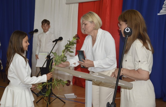 27 czerwca 2025 roku w odbyła się uroczystość zakończenia roku szkolnego, która była pełna wzruszeń i radości. 
Podczas uroczystości nie zabrakło serdecznych podziękowań dla wszystkich, którzy przyczynili się do sukcesu mijającego roku szkolnego. Uczniowie otrzymali gratulacje za ich ciężką pracę i osiągnięcia. Podkreślono, jak ważne jest ich zaangażowanie i chęć nauki. Nauczyciele zostali uhonorowani za ich poświęcenie i wsparcie, które każdego dnia umożliwia młodym ludziom rozwój. Administracja i obsługa szkoły otrzymały podziękowania za ich nieocenioną pracę, która często odbywa się w cieniu, ale jest kluczowa dla funkcjonowania szkoły. Rodzice zostali docenieni za współpracę i wsparcie, które są niezbędne dla osiągania wspólnych celów edukacyjnych.
Podczas uroczystości wręczono nagrody wyróżnionym uczniom, którzy wykazali się szczególnymi osiągnięciami w nauce oraz działalności pozalekcyjnej. Ich determinacja i pasja zostały nagrodzone gromkimi brawami. 
Na uroczystości mieliśmy zaszczyt gościć: Przewodniczącą Rady Rodziców – panią Annę Szymanek, Zastępcę Rady Rodziców – panią Monikę Cendrowską, Skarbnika Rady Rodziców – panią Annę Szarszunowicz oraz Przewodniczącego Rady Miasta – pana Bogdana Pobiarżyn. Ich obecność była dla nas wielkim honorem i dowodem na to, jak ważna jest współpraca między szkołą a społecznością lokalną.
Organizacją tego wyjątkowego dnia zajęła się klasa 5a, która zadbała o każdy szczegół wydarzenia. Uroczystość uświetnił występ szkolnego chóru pod kierunkiem pani Iwony Matukiewicz, który wykonał kilka utworów, wprowadzając wszystkich w podniosły nastrój. Ich talent i zaangażowanie zostały docenione przez wszystkich obecnych. 
Uroczystość zakończenia roku szkolnego była nie tylko momentem podsumowania, ale także okazją do wyrażenia wdzięczności i zacieśnienia więzi w społeczności szkolnej. To był wspaniały dzień, który na długo pozostanie w naszej pamięci.
