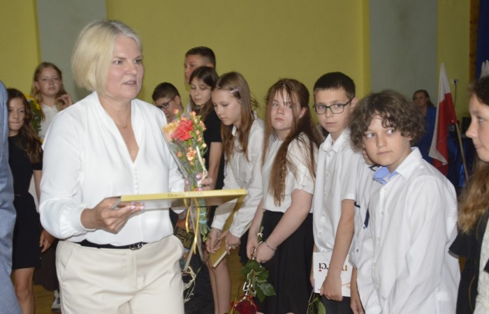 27 czerwca 2025 roku w odbyła się uroczystość zakończenia roku szkolnego, która była pełna wzruszeń i radości. 
Podczas uroczystości nie zabrakło serdecznych podziękowań dla wszystkich, którzy przyczynili się do sukcesu mijającego roku szkolnego. Uczniowie otrzymali gratulacje za ich ciężką pracę i osiągnięcia. Podkreślono, jak ważne jest ich zaangażowanie i chęć nauki. Nauczyciele zostali uhonorowani za ich poświęcenie i wsparcie, które każdego dnia umożliwia młodym ludziom rozwój. Administracja i obsługa szkoły otrzymały podziękowania za ich nieocenioną pracę, która często odbywa się w cieniu, ale jest kluczowa dla funkcjonowania szkoły. Rodzice zostali docenieni za współpracę i wsparcie, które są niezbędne dla osiągania wspólnych celów edukacyjnych.
Podczas uroczystości wręczono nagrody wyróżnionym uczniom, którzy wykazali się szczególnymi osiągnięciami w nauce oraz działalności pozalekcyjnej. Ich determinacja i pasja zostały nagrodzone gromkimi brawami. 
Na uroczystości mieliśmy zaszczyt gościć: Przewodniczącą Rady Rodziców – panią Annę Szymanek, Zastępcę Rady Rodziców – panią Monikę Cendrowską, Skarbnika Rady Rodziców – panią Annę Szarszunowicz oraz Przewodniczącego Rady Miasta – pana Bogdana Pobiarżyn. Ich obecność była dla nas wielkim honorem i dowodem na to, jak ważna jest współpraca między szkołą a społecznością lokalną.
Organizacją tego wyjątkowego dnia zajęła się klasa 5a, która zadbała o każdy szczegół wydarzenia. Uroczystość uświetnił występ szkolnego chóru pod kierunkiem pani Iwony Matukiewicz, który wykonał kilka utworów, wprowadzając wszystkich w podniosły nastrój. Ich talent i zaangażowanie zostały docenione przez wszystkich obecnych. 
Uroczystość zakończenia roku szkolnego była nie tylko momentem podsumowania, ale także okazją do wyrażenia wdzięczności i zacieśnienia więzi w społeczności szkolnej. To był wspaniały dzień, który na długo pozostanie w naszej pamięci.
