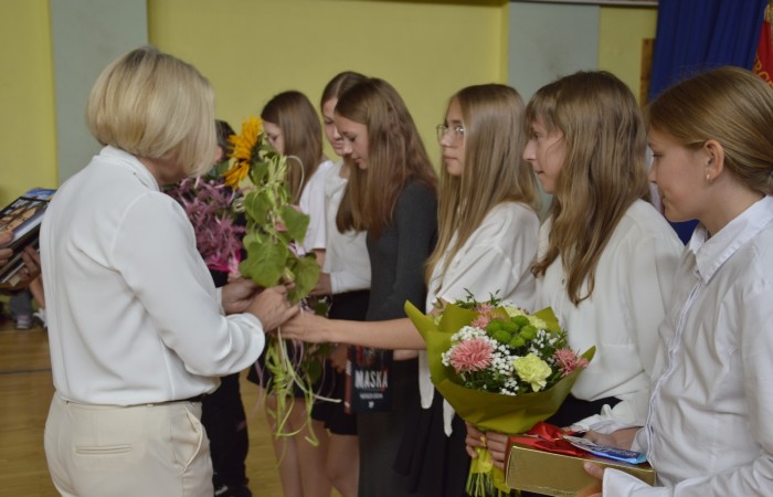 27 czerwca 2025 roku w odbyła się uroczystość zakończenia roku szkolnego, która była pełna wzruszeń i radości. 
Podczas uroczystości nie zabrakło serdecznych podziękowań dla wszystkich, którzy przyczynili się do sukcesu mijającego roku szkolnego. Uczniowie otrzymali gratulacje za ich ciężką pracę i osiągnięcia. Podkreślono, jak ważne jest ich zaangażowanie i chęć nauki. Nauczyciele zostali uhonorowani za ich poświęcenie i wsparcie, które każdego dnia umożliwia młodym ludziom rozwój. Administracja i obsługa szkoły otrzymały podziękowania za ich nieocenioną pracę, która często odbywa się w cieniu, ale jest kluczowa dla funkcjonowania szkoły. Rodzice zostali docenieni za współpracę i wsparcie, które są niezbędne dla osiągania wspólnych celów edukacyjnych.
Podczas uroczystości wręczono nagrody wyróżnionym uczniom, którzy wykazali się szczególnymi osiągnięciami w nauce oraz działalności pozalekcyjnej. Ich determinacja i pasja zostały nagrodzone gromkimi brawami. 
Na uroczystości mieliśmy zaszczyt gościć: Przewodniczącą Rady Rodziców – panią Annę Szymanek, Zastępcę Rady Rodziców – panią Monikę Cendrowską, Skarbnika Rady Rodziców – panią Annę Szarszunowicz oraz Przewodniczącego Rady Miasta – pana Bogdana Pobiarżyn. Ich obecność była dla nas wielkim honorem i dowodem na to, jak ważna jest współpraca między szkołą a społecznością lokalną.
Organizacją tego wyjątkowego dnia zajęła się klasa 5a, która zadbała o każdy szczegół wydarzenia. Uroczystość uświetnił występ szkolnego chóru pod kierunkiem pani Iwony Matukiewicz, który wykonał kilka utworów, wprowadzając wszystkich w podniosły nastrój. Ich talent i zaangażowanie zostały docenione przez wszystkich obecnych. 
Uroczystość zakończenia roku szkolnego była nie tylko momentem podsumowania, ale także okazją do wyrażenia wdzięczności i zacieśnienia więzi w społeczności szkolnej. To był wspaniały dzień, który na długo pozostanie w naszej pamięci.
