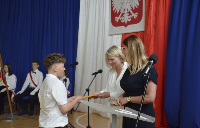 27 czerwca 2025 roku w odbyła się uroczystość zakończenia roku szkolnego, która była pełna wzruszeń i radości. 
Podczas uroczystości nie zabrakło serdecznych podziękowań dla wszystkich, którzy przyczynili się do sukcesu mijającego roku szkolnego. Uczniowie otrzymali gratulacje za ich ciężką pracę i osiągnięcia. Podkreślono, jak ważne jest ich zaangażowanie i chęć nauki. Nauczyciele zostali uhonorowani za ich poświęcenie i wsparcie, które każdego dnia umożliwia młodym ludziom rozwój. Administracja i obsługa szkoły otrzymały podziękowania za ich nieocenioną pracę, która często odbywa się w cieniu, ale jest kluczowa dla funkcjonowania szkoły. Rodzice zostali docenieni za współpracę i wsparcie, które są niezbędne dla osiągania wspólnych celów edukacyjnych.
Podczas uroczystości wręczono nagrody wyróżnionym uczniom, którzy wykazali się szczególnymi osiągnięciami w nauce oraz działalności pozalekcyjnej. Ich determinacja i pasja zostały nagrodzone gromkimi brawami. 
Na uroczystości mieliśmy zaszczyt gościć: Przewodniczącą Rady Rodziców – panią Annę Szymanek, Zastępcę Rady Rodziców – panią Monikę Cendrowską, Skarbnika Rady Rodziców – panią Annę Szarszunowicz oraz Przewodniczącego Rady Miasta – pana Bogdana Pobiarżyn. Ich obecność była dla nas wielkim honorem i dowodem na to, jak ważna jest współpraca między szkołą a społecznością lokalną.
Organizacją tego wyjątkowego dnia zajęła się klasa 5a, która zadbała o każdy szczegół wydarzenia. Uroczystość uświetnił występ szkolnego chóru pod kierunkiem pani Iwony Matukiewicz, który wykonał kilka utworów, wprowadzając wszystkich w podniosły nastrój. Ich talent i zaangażowanie zostały docenione przez wszystkich obecnych. 
Uroczystość zakończenia roku szkolnego była nie tylko momentem podsumowania, ale także okazją do wyrażenia wdzięczności i zacieśnienia więzi w społeczności szkolnej. To był wspaniały dzień, który na długo pozostanie w naszej pamięci.
