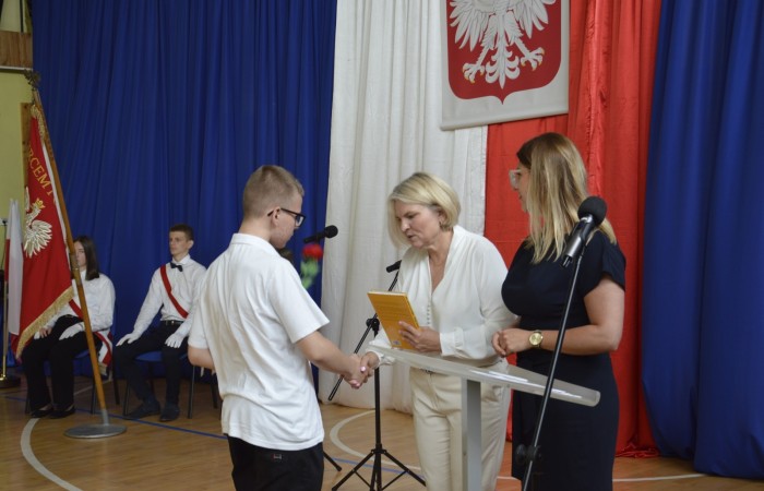 27 czerwca 2025 roku w odbyła się uroczystość zakończenia roku szkolnego, która była pełna wzruszeń i radości. 
Podczas uroczystości nie zabrakło serdecznych podziękowań dla wszystkich, którzy przyczynili się do sukcesu mijającego roku szkolnego. Uczniowie otrzymali gratulacje za ich ciężką pracę i osiągnięcia. Podkreślono, jak ważne jest ich zaangażowanie i chęć nauki. Nauczyciele zostali uhonorowani za ich poświęcenie i wsparcie, które każdego dnia umożliwia młodym ludziom rozwój. Administracja i obsługa szkoły otrzymały podziękowania za ich nieocenioną pracę, która często odbywa się w cieniu, ale jest kluczowa dla funkcjonowania szkoły. Rodzice zostali docenieni za współpracę i wsparcie, które są niezbędne dla osiągania wspólnych celów edukacyjnych.
Podczas uroczystości wręczono nagrody wyróżnionym uczniom, którzy wykazali się szczególnymi osiągnięciami w nauce oraz działalności pozalekcyjnej. Ich determinacja i pasja zostały nagrodzone gromkimi brawami. 
Na uroczystości mieliśmy zaszczyt gościć: Przewodniczącą Rady Rodziców – panią Annę Szymanek, Zastępcę Rady Rodziców – panią Monikę Cendrowską, Skarbnika Rady Rodziców – panią Annę Szarszunowicz oraz Przewodniczącego Rady Miasta – pana Bogdana Pobiarżyn. Ich obecność była dla nas wielkim honorem i dowodem na to, jak ważna jest współpraca między szkołą a społecznością lokalną.
Organizacją tego wyjątkowego dnia zajęła się klasa 5a, która zadbała o każdy szczegół wydarzenia. Uroczystość uświetnił występ szkolnego chóru pod kierunkiem pani Iwony Matukiewicz, który wykonał kilka utworów, wprowadzając wszystkich w podniosły nastrój. Ich talent i zaangażowanie zostały docenione przez wszystkich obecnych. 
Uroczystość zakończenia roku szkolnego była nie tylko momentem podsumowania, ale także okazją do wyrażenia wdzięczności i zacieśnienia więzi w społeczności szkolnej. To był wspaniały dzień, który na długo pozostanie w naszej pamięci.
