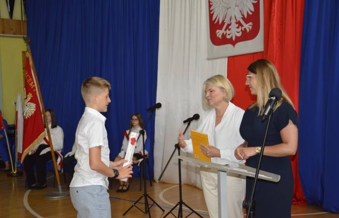 27 czerwca 2025 roku w odbyła się uroczystość zakończenia roku szkolnego, która była pełna wzruszeń i radości. 
Podczas uroczystości nie zabrakło serdecznych podziękowań dla wszystkich, którzy przyczynili się do sukcesu mijającego roku szkolnego. Uczniowie otrzymali gratulacje za ich ciężką pracę i osiągnięcia. Podkreślono, jak ważne jest ich zaangażowanie i chęć nauki. Nauczyciele zostali uhonorowani za ich poświęcenie i wsparcie, które każdego dnia umożliwia młodym ludziom rozwój. Administracja i obsługa szkoły otrzymały podziękowania za ich nieocenioną pracę, która często odbywa się w cieniu, ale jest kluczowa dla funkcjonowania szkoły. Rodzice zostali docenieni za współpracę i wsparcie, które są niezbędne dla osiągania wspólnych celów edukacyjnych.
Podczas uroczystości wręczono nagrody wyróżnionym uczniom, którzy wykazali się szczególnymi osiągnięciami w nauce oraz działalności pozalekcyjnej. Ich determinacja i pasja zostały nagrodzone gromkimi brawami. 
Na uroczystości mieliśmy zaszczyt gościć: Przewodniczącą Rady Rodziców – panią Annę Szymanek, Zastępcę Rady Rodziców – panią Monikę Cendrowską, Skarbnika Rady Rodziców – panią Annę Szarszunowicz oraz Przewodniczącego Rady Miasta – pana Bogdana Pobiarżyn. Ich obecność była dla nas wielkim honorem i dowodem na to, jak ważna jest współpraca między szkołą a społecznością lokalną.
Organizacją tego wyjątkowego dnia zajęła się klasa 5a, która zadbała o każdy szczegół wydarzenia. Uroczystość uświetnił występ szkolnego chóru pod kierunkiem pani Iwony Matukiewicz, który wykonał kilka utworów, wprowadzając wszystkich w podniosły nastrój. Ich talent i zaangażowanie zostały docenione przez wszystkich obecnych. 
Uroczystość zakończenia roku szkolnego była nie tylko momentem podsumowania, ale także okazją do wyrażenia wdzięczności i zacieśnienia więzi w społeczności szkolnej. To był wspaniały dzień, który na długo pozostanie w naszej pamięci.
