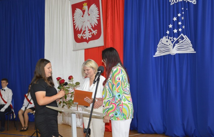 27 czerwca 2025 roku w odbyła się uroczystość zakończenia roku szkolnego, która była pełna wzruszeń i radości. 
Podczas uroczystości nie zabrakło serdecznych podziękowań dla wszystkich, którzy przyczynili się do sukcesu mijającego roku szkolnego. Uczniowie otrzymali gratulacje za ich ciężką pracę i osiągnięcia. Podkreślono, jak ważne jest ich zaangażowanie i chęć nauki. Nauczyciele zostali uhonorowani za ich poświęcenie i wsparcie, które każdego dnia umożliwia młodym ludziom rozwój. Administracja i obsługa szkoły otrzymały podziękowania za ich nieocenioną pracę, która często odbywa się w cieniu, ale jest kluczowa dla funkcjonowania szkoły. Rodzice zostali docenieni za współpracę i wsparcie, które są niezbędne dla osiągania wspólnych celów edukacyjnych.
Podczas uroczystości wręczono nagrody wyróżnionym uczniom, którzy wykazali się szczególnymi osiągnięciami w nauce oraz działalności pozalekcyjnej. Ich determinacja i pasja zostały nagrodzone gromkimi brawami. 
Na uroczystości mieliśmy zaszczyt gościć: Przewodniczącą Rady Rodziców – panią Annę Szymanek, Zastępcę Rady Rodziców – panią Monikę Cendrowską, Skarbnika Rady Rodziców – panią Annę Szarszunowicz oraz Przewodniczącego Rady Miasta – pana Bogdana Pobiarżyn. Ich obecność była dla nas wielkim honorem i dowodem na to, jak ważna jest współpraca między szkołą a społecznością lokalną.
Organizacją tego wyjątkowego dnia zajęła się klasa 5a, która zadbała o każdy szczegół wydarzenia. Uroczystość uświetnił występ szkolnego chóru pod kierunkiem pani Iwony Matukiewicz, który wykonał kilka utworów, wprowadzając wszystkich w podniosły nastrój. Ich talent i zaangażowanie zostały docenione przez wszystkich obecnych. 
Uroczystość zakończenia roku szkolnego była nie tylko momentem podsumowania, ale także okazją do wyrażenia wdzięczności i zacieśnienia więzi w społeczności szkolnej. To był wspaniały dzień, który na długo pozostanie w naszej pamięci.
