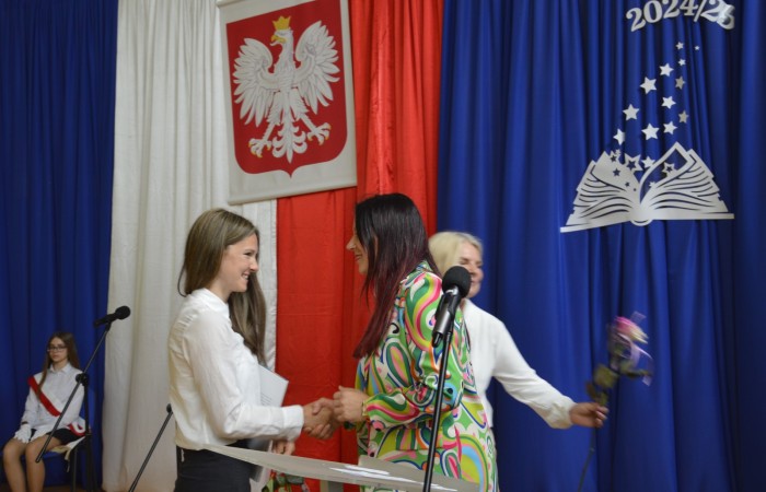 27 czerwca 2025 roku w odbyła się uroczystość zakończenia roku szkolnego, która była pełna wzruszeń i radości. 
Podczas uroczystości nie zabrakło serdecznych podziękowań dla wszystkich, którzy przyczynili się do sukcesu mijającego roku szkolnego. Uczniowie otrzymali gratulacje za ich ciężką pracę i osiągnięcia. Podkreślono, jak ważne jest ich zaangażowanie i chęć nauki. Nauczyciele zostali uhonorowani za ich poświęcenie i wsparcie, które każdego dnia umożliwia młodym ludziom rozwój. Administracja i obsługa szkoły otrzymały podziękowania za ich nieocenioną pracę, która często odbywa się w cieniu, ale jest kluczowa dla funkcjonowania szkoły. Rodzice zostali docenieni za współpracę i wsparcie, które są niezbędne dla osiągania wspólnych celów edukacyjnych.
Podczas uroczystości wręczono nagrody wyróżnionym uczniom, którzy wykazali się szczególnymi osiągnięciami w nauce oraz działalności pozalekcyjnej. Ich determinacja i pasja zostały nagrodzone gromkimi brawami. 
Na uroczystości mieliśmy zaszczyt gościć: Przewodniczącą Rady Rodziców – panią Annę Szymanek, Zastępcę Rady Rodziców – panią Monikę Cendrowską, Skarbnika Rady Rodziców – panią Annę Szarszunowicz oraz Przewodniczącego Rady Miasta – pana Bogdana Pobiarżyn. Ich obecność była dla nas wielkim honorem i dowodem na to, jak ważna jest współpraca między szkołą a społecznością lokalną.
Organizacją tego wyjątkowego dnia zajęła się klasa 5a, która zadbała o każdy szczegół wydarzenia. Uroczystość uświetnił występ szkolnego chóru pod kierunkiem pani Iwony Matukiewicz, który wykonał kilka utworów, wprowadzając wszystkich w podniosły nastrój. Ich talent i zaangażowanie zostały docenione przez wszystkich obecnych. 
Uroczystość zakończenia roku szkolnego była nie tylko momentem podsumowania, ale także okazją do wyrażenia wdzięczności i zacieśnienia więzi w społeczności szkolnej. To był wspaniały dzień, który na długo pozostanie w naszej pamięci.

