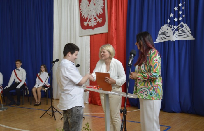 27 czerwca 2025 roku w odbyła się uroczystość zakończenia roku szkolnego, która była pełna wzruszeń i radości. 
Podczas uroczystości nie zabrakło serdecznych podziękowań dla wszystkich, którzy przyczynili się do sukcesu mijającego roku szkolnego. Uczniowie otrzymali gratulacje za ich ciężką pracę i osiągnięcia. Podkreślono, jak ważne jest ich zaangażowanie i chęć nauki. Nauczyciele zostali uhonorowani za ich poświęcenie i wsparcie, które każdego dnia umożliwia młodym ludziom rozwój. Administracja i obsługa szkoły otrzymały podziękowania za ich nieocenioną pracę, która często odbywa się w cieniu, ale jest kluczowa dla funkcjonowania szkoły. Rodzice zostali docenieni za współpracę i wsparcie, które są niezbędne dla osiągania wspólnych celów edukacyjnych.
Podczas uroczystości wręczono nagrody wyróżnionym uczniom, którzy wykazali się szczególnymi osiągnięciami w nauce oraz działalności pozalekcyjnej. Ich determinacja i pasja zostały nagrodzone gromkimi brawami. 
Na uroczystości mieliśmy zaszczyt gościć: Przewodniczącą Rady Rodziców – panią Annę Szymanek, Zastępcę Rady Rodziców – panią Monikę Cendrowską, Skarbnika Rady Rodziców – panią Annę Szarszunowicz oraz Przewodniczącego Rady Miasta – pana Bogdana Pobiarżyn. Ich obecność była dla nas wielkim honorem i dowodem na to, jak ważna jest współpraca między szkołą a społecznością lokalną.
Organizacją tego wyjątkowego dnia zajęła się klasa 5a, która zadbała o każdy szczegół wydarzenia. Uroczystość uświetnił występ szkolnego chóru pod kierunkiem pani Iwony Matukiewicz, który wykonał kilka utworów, wprowadzając wszystkich w podniosły nastrój. Ich talent i zaangażowanie zostały docenione przez wszystkich obecnych. 
Uroczystość zakończenia roku szkolnego była nie tylko momentem podsumowania, ale także okazją do wyrażenia wdzięczności i zacieśnienia więzi w społeczności szkolnej. To był wspaniały dzień, który na długo pozostanie w naszej pamięci.
