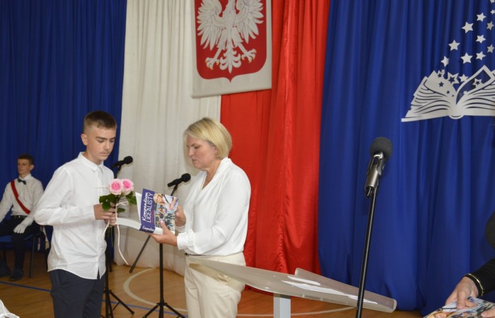 27 czerwca 2025 roku w odbyła się uroczystość zakończenia roku szkolnego, która była pełna wzruszeń i radości. 
Podczas uroczystości nie zabrakło serdecznych podziękowań dla wszystkich, którzy przyczynili się do sukcesu mijającego roku szkolnego. Uczniowie otrzymali gratulacje za ich ciężką pracę i osiągnięcia. Podkreślono, jak ważne jest ich zaangażowanie i chęć nauki. Nauczyciele zostali uhonorowani za ich poświęcenie i wsparcie, które każdego dnia umożliwia młodym ludziom rozwój. Administracja i obsługa szkoły otrzymały podziękowania za ich nieocenioną pracę, która często odbywa się w cieniu, ale jest kluczowa dla funkcjonowania szkoły. Rodzice zostali docenieni za współpracę i wsparcie, które są niezbędne dla osiągania wspólnych celów edukacyjnych.
Podczas uroczystości wręczono nagrody wyróżnionym uczniom, którzy wykazali się szczególnymi osiągnięciami w nauce oraz działalności pozalekcyjnej. Ich determinacja i pasja zostały nagrodzone gromkimi brawami. 
Na uroczystości mieliśmy zaszczyt gościć: Przewodniczącą Rady Rodziców – panią Annę Szymanek, Zastępcę Rady Rodziców – panią Monikę Cendrowską, Skarbnika Rady Rodziców – panią Annę Szarszunowicz oraz Przewodniczącego Rady Miasta – pana Bogdana Pobiarżyn. Ich obecność była dla nas wielkim honorem i dowodem na to, jak ważna jest współpraca między szkołą a społecznością lokalną.
Organizacją tego wyjątkowego dnia zajęła się klasa 5a, która zadbała o każdy szczegół wydarzenia. Uroczystość uświetnił występ szkolnego chóru pod kierunkiem pani Iwony Matukiewicz, który wykonał kilka utworów, wprowadzając wszystkich w podniosły nastrój. Ich talent i zaangażowanie zostały docenione przez wszystkich obecnych. 
Uroczystość zakończenia roku szkolnego była nie tylko momentem podsumowania, ale także okazją do wyrażenia wdzięczności i zacieśnienia więzi w społeczności szkolnej. To był wspaniały dzień, który na długo pozostanie w naszej pamięci.
