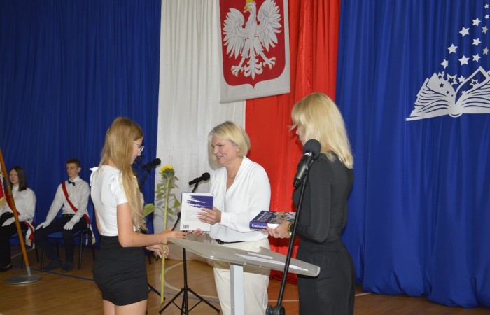 27 czerwca 2025 roku w odbyła się uroczystość zakończenia roku szkolnego, która była pełna wzruszeń i radości. 
Podczas uroczystości nie zabrakło serdecznych podziękowań dla wszystkich, którzy przyczynili się do sukcesu mijającego roku szkolnego. Uczniowie otrzymali gratulacje za ich ciężką pracę i osiągnięcia. Podkreślono, jak ważne jest ich zaangażowanie i chęć nauki. Nauczyciele zostali uhonorowani za ich poświęcenie i wsparcie, które każdego dnia umożliwia młodym ludziom rozwój. Administracja i obsługa szkoły otrzymały podziękowania za ich nieocenioną pracę, która często odbywa się w cieniu, ale jest kluczowa dla funkcjonowania szkoły. Rodzice zostali docenieni za współpracę i wsparcie, które są niezbędne dla osiągania wspólnych celów edukacyjnych.
Podczas uroczystości wręczono nagrody wyróżnionym uczniom, którzy wykazali się szczególnymi osiągnięciami w nauce oraz działalności pozalekcyjnej. Ich determinacja i pasja zostały nagrodzone gromkimi brawami. 
Na uroczystości mieliśmy zaszczyt gościć: Przewodniczącą Rady Rodziców – panią Annę Szymanek, Zastępcę Rady Rodziców – panią Monikę Cendrowską, Skarbnika Rady Rodziców – panią Annę Szarszunowicz oraz Przewodniczącego Rady Miasta – pana Bogdana Pobiarżyn. Ich obecność była dla nas wielkim honorem i dowodem na to, jak ważna jest współpraca między szkołą a społecznością lokalną.
Organizacją tego wyjątkowego dnia zajęła się klasa 5a, która zadbała o każdy szczegół wydarzenia. Uroczystość uświetnił występ szkolnego chóru pod kierunkiem pani Iwony Matukiewicz, który wykonał kilka utworów, wprowadzając wszystkich w podniosły nastrój. Ich talent i zaangażowanie zostały docenione przez wszystkich obecnych. 
Uroczystość zakończenia roku szkolnego była nie tylko momentem podsumowania, ale także okazją do wyrażenia wdzięczności i zacieśnienia więzi w społeczności szkolnej. To był wspaniały dzień, który na długo pozostanie w naszej pamięci.
