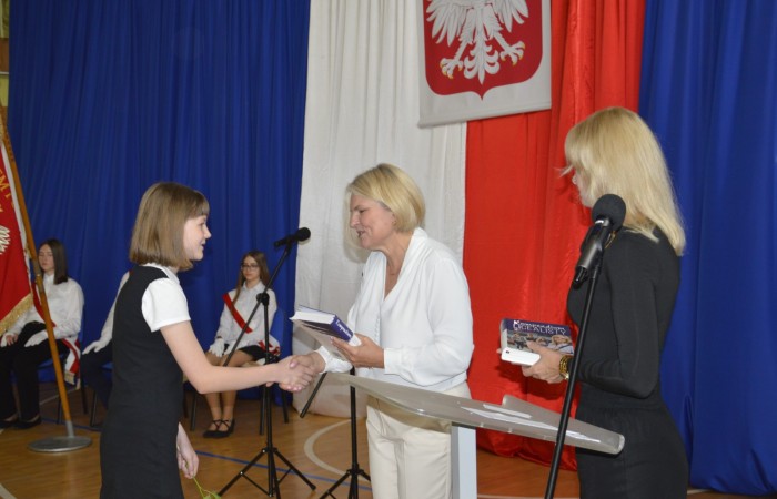 27 czerwca 2025 roku w odbyła się uroczystość zakończenia roku szkolnego, która była pełna wzruszeń i radości. 
Podczas uroczystości nie zabrakło serdecznych podziękowań dla wszystkich, którzy przyczynili się do sukcesu mijającego roku szkolnego. Uczniowie otrzymali gratulacje za ich ciężką pracę i osiągnięcia. Podkreślono, jak ważne jest ich zaangażowanie i chęć nauki. Nauczyciele zostali uhonorowani za ich poświęcenie i wsparcie, które każdego dnia umożliwia młodym ludziom rozwój. Administracja i obsługa szkoły otrzymały podziękowania za ich nieocenioną pracę, która często odbywa się w cieniu, ale jest kluczowa dla funkcjonowania szkoły. Rodzice zostali docenieni za współpracę i wsparcie, które są niezbędne dla osiągania wspólnych celów edukacyjnych.
Podczas uroczystości wręczono nagrody wyróżnionym uczniom, którzy wykazali się szczególnymi osiągnięciami w nauce oraz działalności pozalekcyjnej. Ich determinacja i pasja zostały nagrodzone gromkimi brawami. 
Na uroczystości mieliśmy zaszczyt gościć: Przewodniczącą Rady Rodziców – panią Annę Szymanek, Zastępcę Rady Rodziców – panią Monikę Cendrowską, Skarbnika Rady Rodziców – panią Annę Szarszunowicz oraz Przewodniczącego Rady Miasta – pana Bogdana Pobiarżyn. Ich obecność była dla nas wielkim honorem i dowodem na to, jak ważna jest współpraca między szkołą a społecznością lokalną.
Organizacją tego wyjątkowego dnia zajęła się klasa 5a, która zadbała o każdy szczegół wydarzenia. Uroczystość uświetnił występ szkolnego chóru pod kierunkiem pani Iwony Matukiewicz, który wykonał kilka utworów, wprowadzając wszystkich w podniosły nastrój. Ich talent i zaangażowanie zostały docenione przez wszystkich obecnych. 
Uroczystość zakończenia roku szkolnego była nie tylko momentem podsumowania, ale także okazją do wyrażenia wdzięczności i zacieśnienia więzi w społeczności szkolnej. To był wspaniały dzień, który na długo pozostanie w naszej pamięci.
