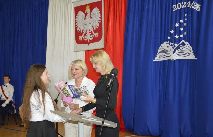 27 czerwca 2025 roku w odbyła się uroczystość zakończenia roku szkolnego, która była pełna wzruszeń i radości. 
Podczas uroczystości nie zabrakło serdecznych podziękowań dla wszystkich, którzy przyczynili się do sukcesu mijającego roku szkolnego. Uczniowie otrzymali gratulacje za ich ciężką pracę i osiągnięcia. Podkreślono, jak ważne jest ich zaangażowanie i chęć nauki. Nauczyciele zostali uhonorowani za ich poświęcenie i wsparcie, które każdego dnia umożliwia młodym ludziom rozwój. Administracja i obsługa szkoły otrzymały podziękowania za ich nieocenioną pracę, która często odbywa się w cieniu, ale jest kluczowa dla funkcjonowania szkoły. Rodzice zostali docenieni za współpracę i wsparcie, które są niezbędne dla osiągania wspólnych celów edukacyjnych.
Podczas uroczystości wręczono nagrody wyróżnionym uczniom, którzy wykazali się szczególnymi osiągnięciami w nauce oraz działalności pozalekcyjnej. Ich determinacja i pasja zostały nagrodzone gromkimi brawami. 
Na uroczystości mieliśmy zaszczyt gościć: Przewodniczącą Rady Rodziców – panią Annę Szymanek, Zastępcę Rady Rodziców – panią Monikę Cendrowską, Skarbnika Rady Rodziców – panią Annę Szarszunowicz oraz Przewodniczącego Rady Miasta – pana Bogdana Pobiarżyn. Ich obecność była dla nas wielkim honorem i dowodem na to, jak ważna jest współpraca między szkołą a społecznością lokalną.
Organizacją tego wyjątkowego dnia zajęła się klasa 5a, która zadbała o każdy szczegół wydarzenia. Uroczystość uświetnił występ szkolnego chóru pod kierunkiem pani Iwony Matukiewicz, który wykonał kilka utworów, wprowadzając wszystkich w podniosły nastrój. Ich talent i zaangażowanie zostały docenione przez wszystkich obecnych. 
Uroczystość zakończenia roku szkolnego była nie tylko momentem podsumowania, ale także okazją do wyrażenia wdzięczności i zacieśnienia więzi w społeczności szkolnej. To był wspaniały dzień, który na długo pozostanie w naszej pamięci.
