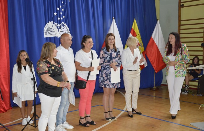 27 czerwca 2025 roku w odbyła się uroczystość zakończenia roku szkolnego, która była pełna wzruszeń i radości. 
Podczas uroczystości nie zabrakło serdecznych podziękowań dla wszystkich, którzy przyczynili się do sukcesu mijającego roku szkolnego. Uczniowie otrzymali gratulacje za ich ciężką pracę i osiągnięcia. Podkreślono, jak ważne jest ich zaangażowanie i chęć nauki. Nauczyciele zostali uhonorowani za ich poświęcenie i wsparcie, które każdego dnia umożliwia młodym ludziom rozwój. Administracja i obsługa szkoły otrzymały podziękowania za ich nieocenioną pracę, która często odbywa się w cieniu, ale jest kluczowa dla funkcjonowania szkoły. Rodzice zostali docenieni za współpracę i wsparcie, które są niezbędne dla osiągania wspólnych celów edukacyjnych.
Podczas uroczystości wręczono nagrody wyróżnionym uczniom, którzy wykazali się szczególnymi osiągnięciami w nauce oraz działalności pozalekcyjnej. Ich determinacja i pasja zostały nagrodzone gromkimi brawami. 
Na uroczystości mieliśmy zaszczyt gościć: Przewodniczącą Rady Rodziców – panią Annę Szymanek, Zastępcę Rady Rodziców – panią Monikę Cendrowską, Skarbnika Rady Rodziców – panią Annę Szarszunowicz oraz Przewodniczącego Rady Miasta – pana Bogdana Pobiarżyn. Ich obecność była dla nas wielkim honorem i dowodem na to, jak ważna jest współpraca między szkołą a społecznością lokalną.
Organizacją tego wyjątkowego dnia zajęła się klasa 5a, która zadbała o każdy szczegół wydarzenia. Uroczystość uświetnił występ szkolnego chóru pod kierunkiem pani Iwony Matukiewicz, który wykonał kilka utworów, wprowadzając wszystkich w podniosły nastrój. Ich talent i zaangażowanie zostały docenione przez wszystkich obecnych. 
Uroczystość zakończenia roku szkolnego była nie tylko momentem podsumowania, ale także okazją do wyrażenia wdzięczności i zacieśnienia więzi w społeczności szkolnej. To był wspaniały dzień, który na długo pozostanie w naszej pamięci.
