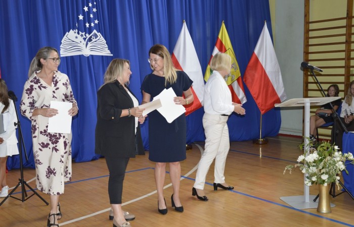 27 czerwca 2025 roku w odbyła się uroczystość zakończenia roku szkolnego, która była pełna wzruszeń i radości. 
Podczas uroczystości nie zabrakło serdecznych podziękowań dla wszystkich, którzy przyczynili się do sukcesu mijającego roku szkolnego. Uczniowie otrzymali gratulacje za ich ciężką pracę i osiągnięcia. Podkreślono, jak ważne jest ich zaangażowanie i chęć nauki. Nauczyciele zostali uhonorowani za ich poświęcenie i wsparcie, które każdego dnia umożliwia młodym ludziom rozwój. Administracja i obsługa szkoły otrzymały podziękowania za ich nieocenioną pracę, która często odbywa się w cieniu, ale jest kluczowa dla funkcjonowania szkoły. Rodzice zostali docenieni za współpracę i wsparcie, które są niezbędne dla osiągania wspólnych celów edukacyjnych.
Podczas uroczystości wręczono nagrody wyróżnionym uczniom, którzy wykazali się szczególnymi osiągnięciami w nauce oraz działalności pozalekcyjnej. Ich determinacja i pasja zostały nagrodzone gromkimi brawami. 
Na uroczystości mieliśmy zaszczyt gościć: Przewodniczącą Rady Rodziców – panią Annę Szymanek, Zastępcę Rady Rodziców – panią Monikę Cendrowską, Skarbnika Rady Rodziców – panią Annę Szarszunowicz oraz Przewodniczącego Rady Miasta – pana Bogdana Pobiarżyn. Ich obecność była dla nas wielkim honorem i dowodem na to, jak ważna jest współpraca między szkołą a społecznością lokalną.
Organizacją tego wyjątkowego dnia zajęła się klasa 5a, która zadbała o każdy szczegół wydarzenia. Uroczystość uświetnił występ szkolnego chóru pod kierunkiem pani Iwony Matukiewicz, który wykonał kilka utworów, wprowadzając wszystkich w podniosły nastrój. Ich talent i zaangażowanie zostały docenione przez wszystkich obecnych. 
Uroczystość zakończenia roku szkolnego była nie tylko momentem podsumowania, ale także okazją do wyrażenia wdzięczności i zacieśnienia więzi w społeczności szkolnej. To był wspaniały dzień, który na długo pozostanie w naszej pamięci.
