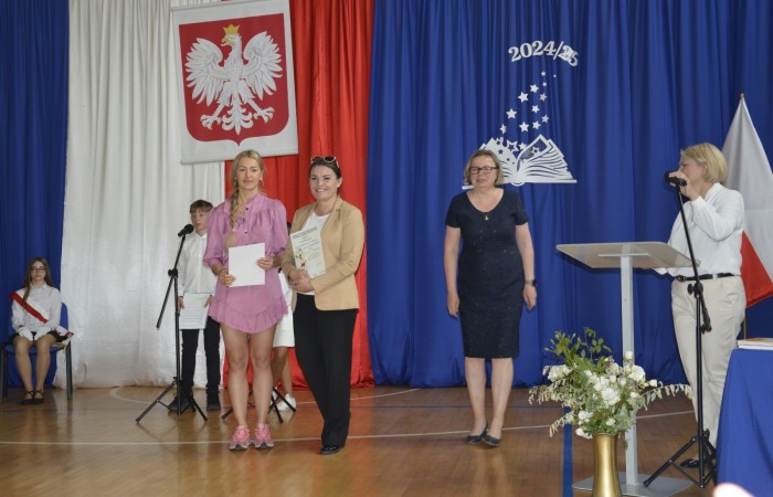 27 czerwca 2025 roku w odbyła się uroczystość zakończenia roku szkolnego, która była pełna wzruszeń i radości. 
Podczas uroczystości nie zabrakło serdecznych podziękowań dla wszystkich, którzy przyczynili się do sukcesu mijającego roku szkolnego. Uczniowie otrzymali gratulacje za ich ciężką pracę i osiągnięcia. Podkreślono, jak ważne jest ich zaangażowanie i chęć nauki. Nauczyciele zostali uhonorowani za ich poświęcenie i wsparcie, które każdego dnia umożliwia młodym ludziom rozwój. Administracja i obsługa szkoły otrzymały podziękowania za ich nieocenioną pracę, która często odbywa się w cieniu, ale jest kluczowa dla funkcjonowania szkoły. Rodzice zostali docenieni za współpracę i wsparcie, które są niezbędne dla osiągania wspólnych celów edukacyjnych.
Podczas uroczystości wręczono nagrody wyróżnionym uczniom, którzy wykazali się szczególnymi osiągnięciami w nauce oraz działalności pozalekcyjnej. Ich determinacja i pasja zostały nagrodzone gromkimi brawami. 
Na uroczystości mieliśmy zaszczyt gościć: Przewodniczącą Rady Rodziców – panią Annę Szymanek, Zastępcę Rady Rodziców – panią Monikę Cendrowską, Skarbnika Rady Rodziców – panią Annę Szarszunowicz oraz Przewodniczącego Rady Miasta – pana Bogdana Pobiarżyn. Ich obecność była dla nas wielkim honorem i dowodem na to, jak ważna jest współpraca między szkołą a społecznością lokalną.
Organizacją tego wyjątkowego dnia zajęła się klasa 5a, która zadbała o każdy szczegół wydarzenia. Uroczystość uświetnił występ szkolnego chóru pod kierunkiem pani Iwony Matukiewicz, który wykonał kilka utworów, wprowadzając wszystkich w podniosły nastrój. Ich talent i zaangażowanie zostały docenione przez wszystkich obecnych. 
Uroczystość zakończenia roku szkolnego była nie tylko momentem podsumowania, ale także okazją do wyrażenia wdzięczności i zacieśnienia więzi w społeczności szkolnej. To był wspaniały dzień, który na długo pozostanie w naszej pamięci.
