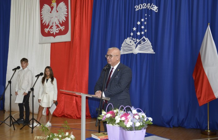 27 czerwca 2025 roku w odbyła się uroczystość zakończenia roku szkolnego, która była pełna wzruszeń i radości. 
Podczas uroczystości nie zabrakło serdecznych podziękowań dla wszystkich, którzy przyczynili się do sukcesu mijającego roku szkolnego. Uczniowie otrzymali gratulacje za ich ciężką pracę i osiągnięcia. Podkreślono, jak ważne jest ich zaangażowanie i chęć nauki. Nauczyciele zostali uhonorowani za ich poświęcenie i wsparcie, które każdego dnia umożliwia młodym ludziom rozwój. Administracja i obsługa szkoły otrzymały podziękowania za ich nieocenioną pracę, która często odbywa się w cieniu, ale jest kluczowa dla funkcjonowania szkoły. Rodzice zostali docenieni za współpracę i wsparcie, które są niezbędne dla osiągania wspólnych celów edukacyjnych.
Podczas uroczystości wręczono nagrody wyróżnionym uczniom, którzy wykazali się szczególnymi osiągnięciami w nauce oraz działalności pozalekcyjnej. Ich determinacja i pasja zostały nagrodzone gromkimi brawami. 
Na uroczystości mieliśmy zaszczyt gościć: Przewodniczącą Rady Rodziców – panią Annę Szymanek, Zastępcę Rady Rodziców – panią Monikę Cendrowską, Skarbnika Rady Rodziców – panią Annę Szarszunowicz oraz Przewodniczącego Rady Miasta – pana Bogdana Pobiarżyn. Ich obecność była dla nas wielkim honorem i dowodem na to, jak ważna jest współpraca między szkołą a społecznością lokalną.
Organizacją tego wyjątkowego dnia zajęła się klasa 5a, która zadbała o każdy szczegół wydarzenia. Uroczystość uświetnił występ szkolnego chóru pod kierunkiem pani Iwony Matukiewicz, który wykonał kilka utworów, wprowadzając wszystkich w podniosły nastrój. Ich talent i zaangażowanie zostały docenione przez wszystkich obecnych. 
Uroczystość zakończenia roku szkolnego była nie tylko momentem podsumowania, ale także okazją do wyrażenia wdzięczności i zacieśnienia więzi w społeczności szkolnej. To był wspaniały dzień, który na długo pozostanie w naszej pamięci.
