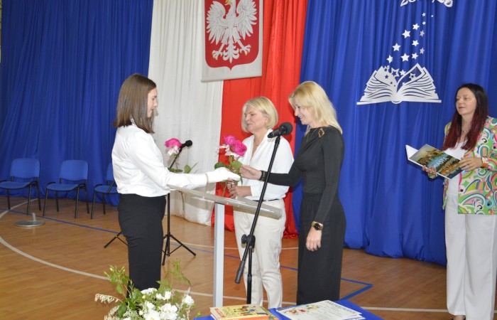 27 czerwca 2025 roku w odbyła się uroczystość zakończenia roku szkolnego, która była pełna wzruszeń i radości. 
Podczas uroczystości nie zabrakło serdecznych podziękowań dla wszystkich, którzy przyczynili się do sukcesu mijającego roku szkolnego. Uczniowie otrzymali gratulacje za ich ciężką pracę i osiągnięcia. Podkreślono, jak ważne jest ich zaangażowanie i chęć nauki. Nauczyciele zostali uhonorowani za ich poświęcenie i wsparcie, które każdego dnia umożliwia młodym ludziom rozwój. Administracja i obsługa szkoły otrzymały podziękowania za ich nieocenioną pracę, która często odbywa się w cieniu, ale jest kluczowa dla funkcjonowania szkoły. Rodzice zostali docenieni za współpracę i wsparcie, które są niezbędne dla osiągania wspólnych celów edukacyjnych.
Podczas uroczystości wręczono nagrody wyróżnionym uczniom, którzy wykazali się szczególnymi osiągnięciami w nauce oraz działalności pozalekcyjnej. Ich determinacja i pasja zostały nagrodzone gromkimi brawami. 
Na uroczystości mieliśmy zaszczyt gościć: Przewodniczącą Rady Rodziców – panią Annę Szymanek, Zastępcę Rady Rodziców – panią Monikę Cendrowską, Skarbnika Rady Rodziców – panią Annę Szarszunowicz oraz Przewodniczącego Rady Miasta – pana Bogdana Pobiarżyn. Ich obecność była dla nas wielkim honorem i dowodem na to, jak ważna jest współpraca między szkołą a społecznością lokalną.
Organizacją tego wyjątkowego dnia zajęła się klasa 5a, która zadbała o każdy szczegół wydarzenia. Uroczystość uświetnił występ szkolnego chóru pod kierunkiem pani Iwony Matukiewicz, który wykonał kilka utworów, wprowadzając wszystkich w podniosły nastrój. Ich talent i zaangażowanie zostały docenione przez wszystkich obecnych. 
Uroczystość zakończenia roku szkolnego była nie tylko momentem podsumowania, ale także okazją do wyrażenia wdzięczności i zacieśnienia więzi w społeczności szkolnej. To był wspaniały dzień, który na długo pozostanie w naszej pamięci.
